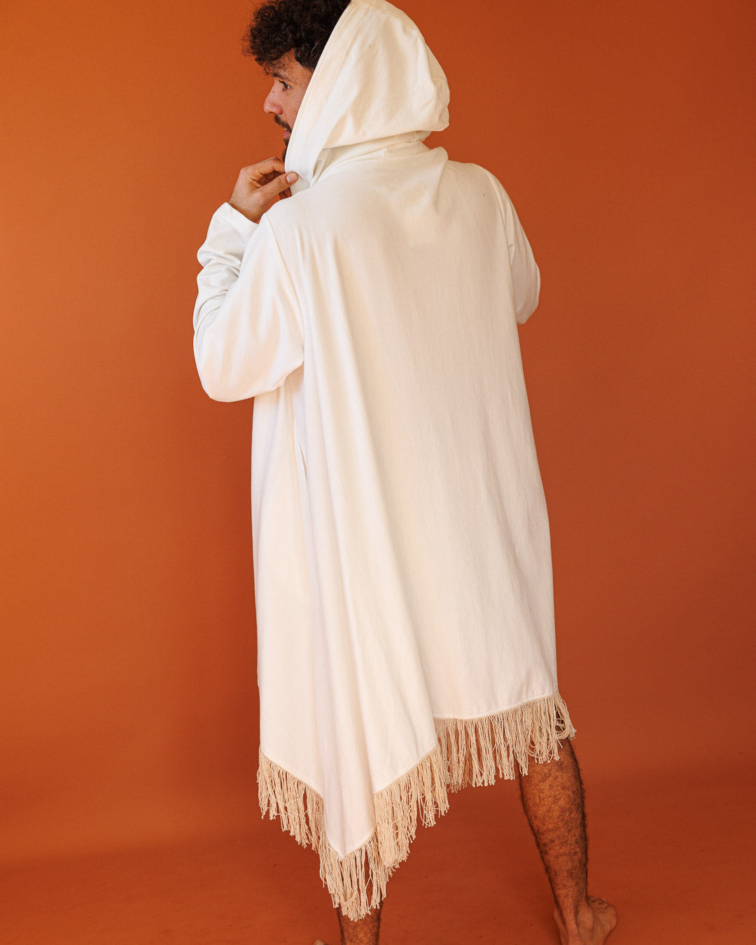 קימונו כותנת ויסקוז לבן עם קפוצון, פרנזים, וכפתור ל1 לסגירת צוואר לגבר