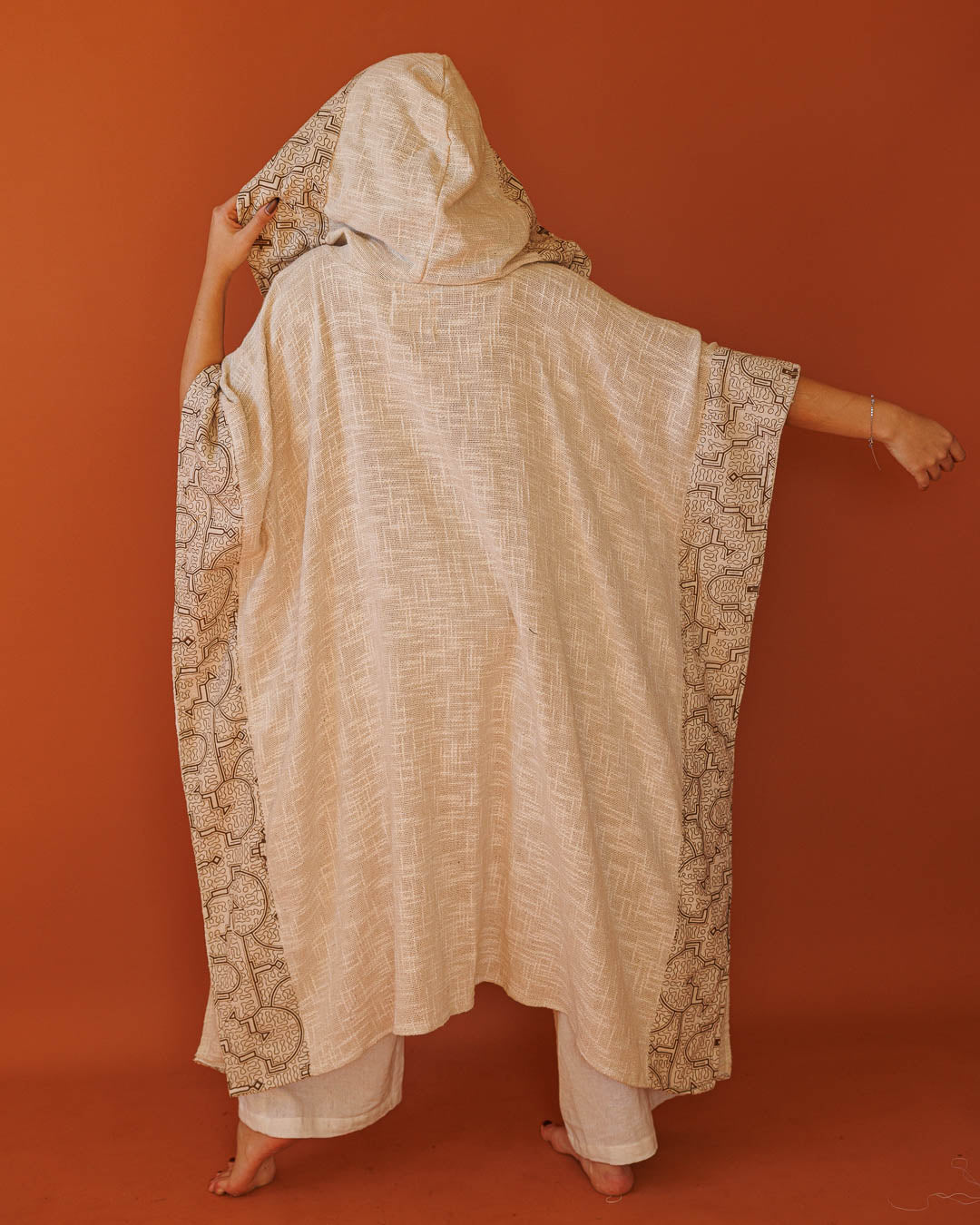 קימונו נטורל שבטי עבה עם קפוצון ועיטור שיפיבו בשוליים לאישה