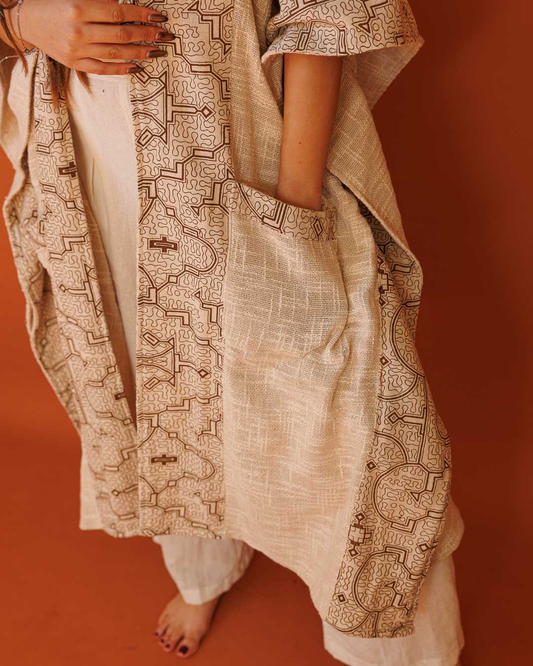 קימונו נטורל שבטי עבה עם קפוצון ועיטור שיפיבו בשוליים לאישה