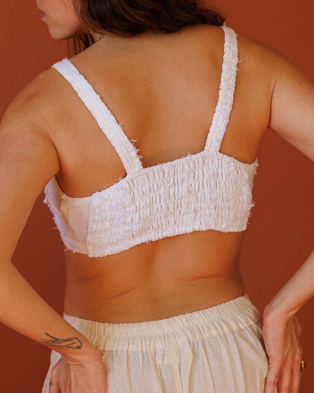 טופ קשר מלפנים, כותנת פרנזים לבנה