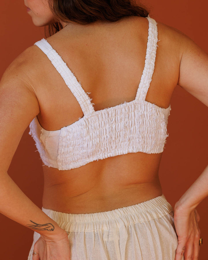 טופ קשר מלפנים, כותנת פרנזים לבנה