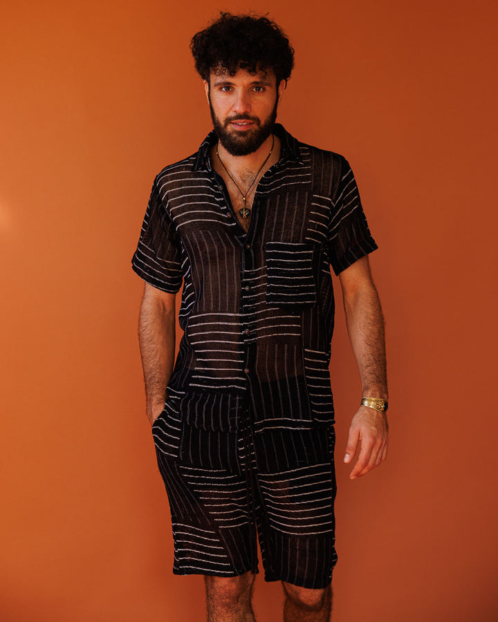 סט: מכופתרת רשת קצרה שחורה, מעוטרת חותמת עץ ידנית בפסים לבנים + מכנס רשת קצר שחור, מעוטר חותמת עץ ידנית בפסים לבנים לגבר