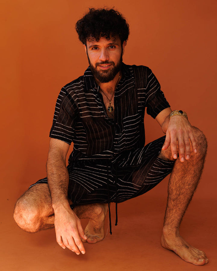 סט: מכופתרת רשת קצרה שחורה, מעוטרת חותמת עץ ידנית בפסים לבנים + מכנס רשת קצר שחור, מעוטר חותמת עץ ידנית בפסים לבנים לגבר