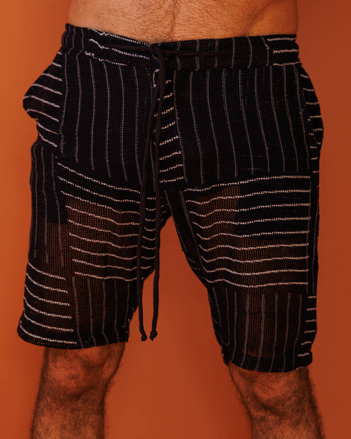 סט: מכופתרת רשת קצרה שחורה, מעוטרת חותמת עץ ידנית בפסים לבנים + מכנס רשת קצר שחור, מעוטר חותמת עץ ידנית בפסים לבנים לגבר