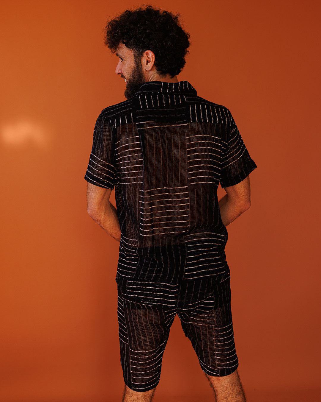 סט: מכופתרת רשת קצרה שחורה, מעוטרת חותמת עץ ידנית בפסים לבנים + מכנס רשת קצר שחור, מעוטר חותמת עץ ידנית בפסים לבנים לגבר