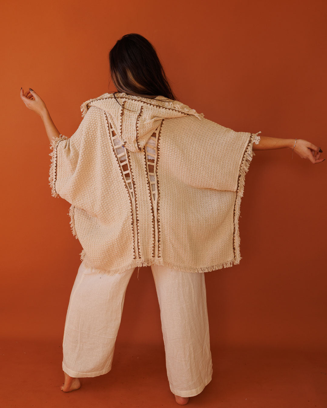 קימונו כותנת פיקה קצר נטורל, חיתוכי סולם, בהדפס בלוק־פרינט ידני (חותמות עץ) לאישה