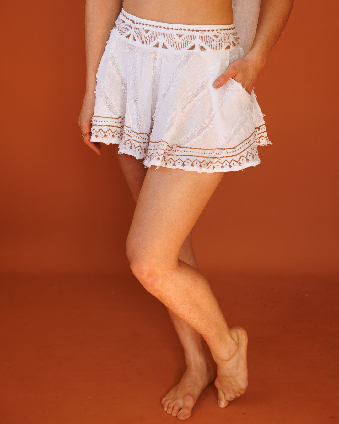 סט: טופ משולשים + מכנס מטריה קצר, כותנת פרנזים לבנה, בהדפס חותמות עץ ידני