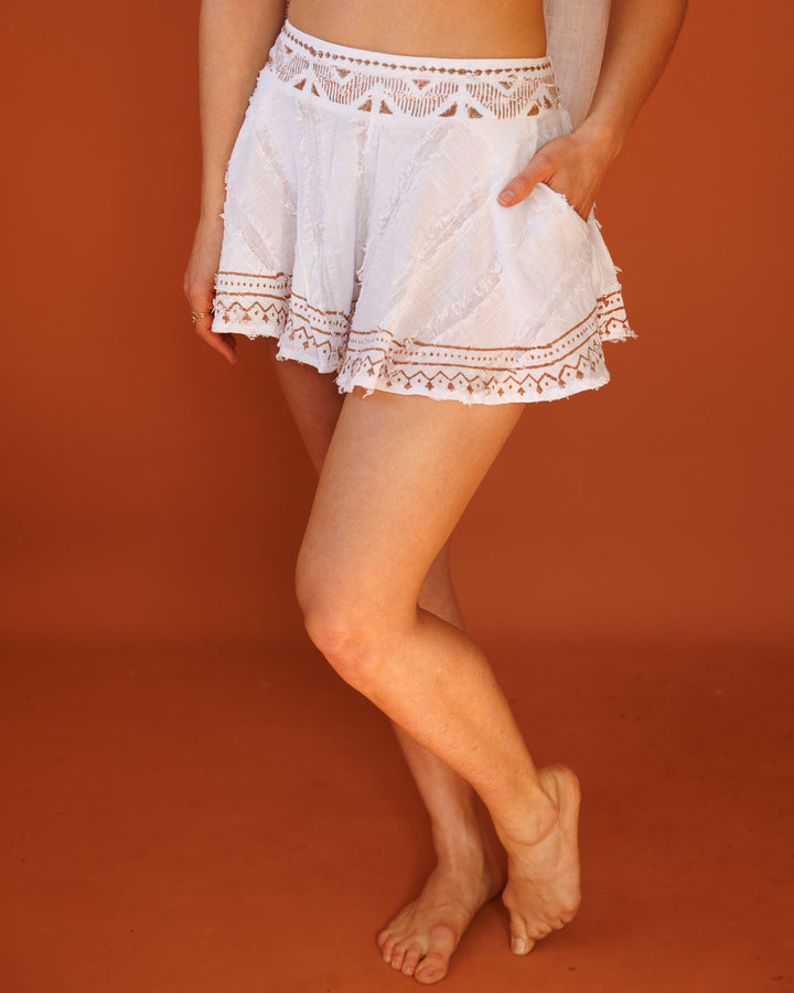 סט: טופ משולשים + מכנס מטריה קצר, כותנת פרנזים לבנה, בהדפס חותמות עץ ידני