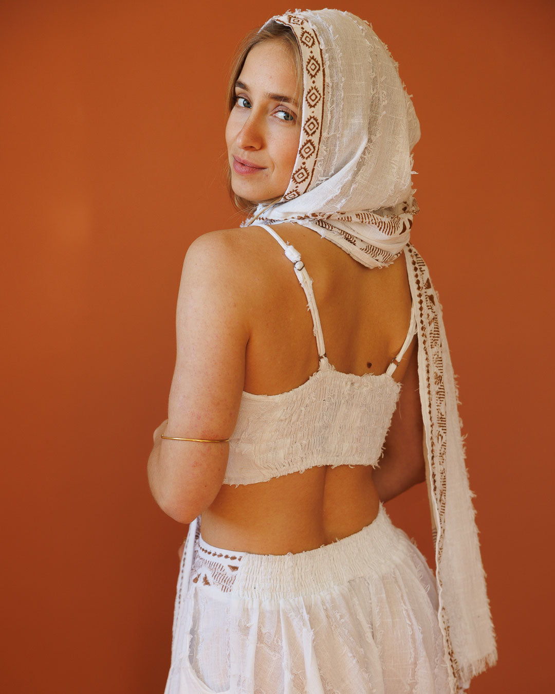 סט: טופ משולשים + מכנס מטריה קצר, כותנת פרנזים לבנה, בהדפס חותמות עץ ידני