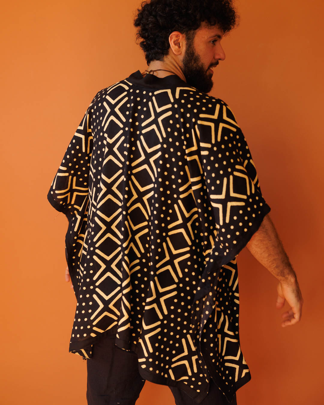 קימונו ויסקוז קצר, שרוול ארוך בהדפס שחור נקודות גאומטרית לגבר