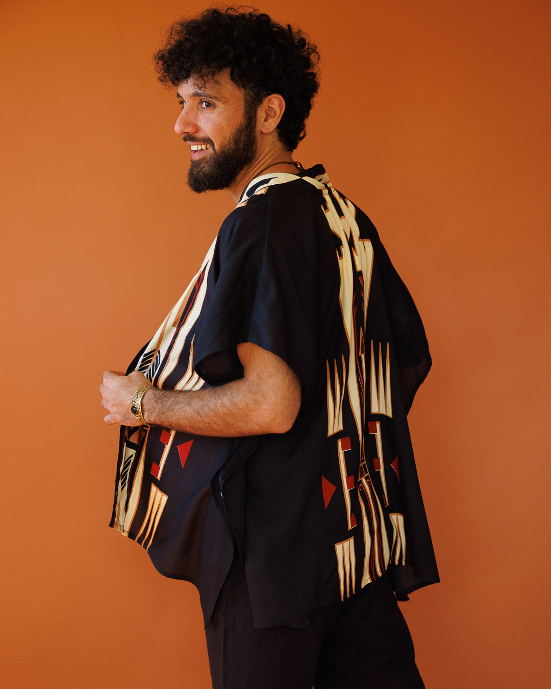 קימונו ויסקוז קצר, שרוול ארוך בהדפס שחור נקודות גאומטרית לגבר