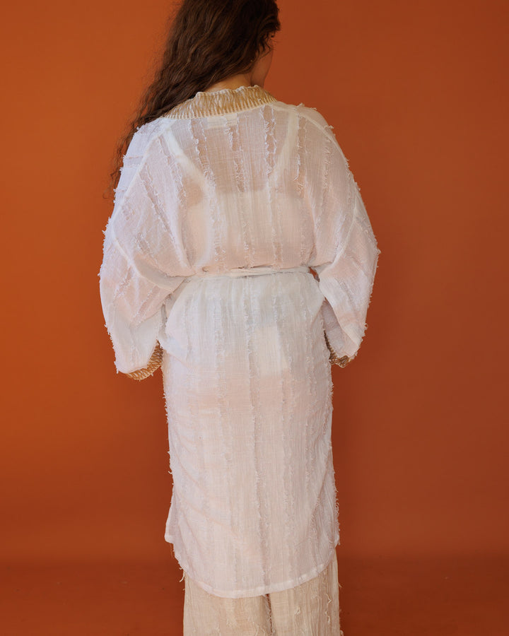 קימונו מקסי, כותנה לבנה פרנזים, שרוול ארוך, בעיטור קש לאישה