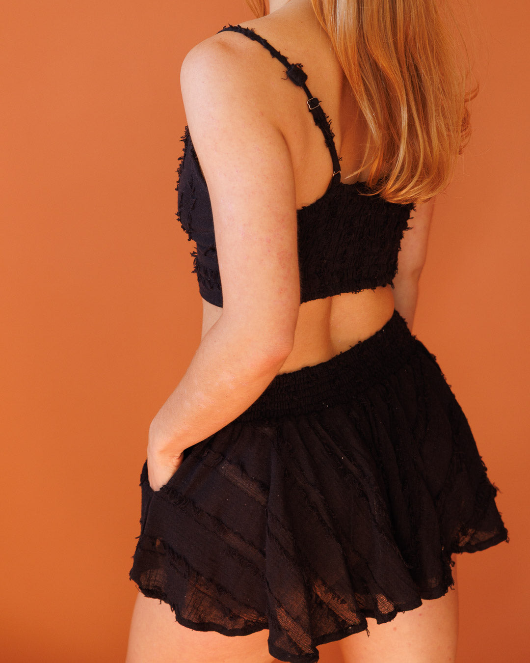 טופ משולשים, כותנת פרנזים שחורה