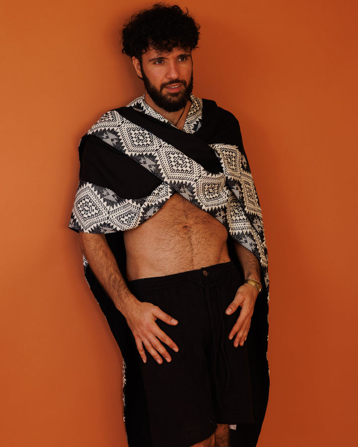 פונצו צעיף שחור, עם עיטור גיאומטרי שחור לבן מנצנץ בשוליים לגבר