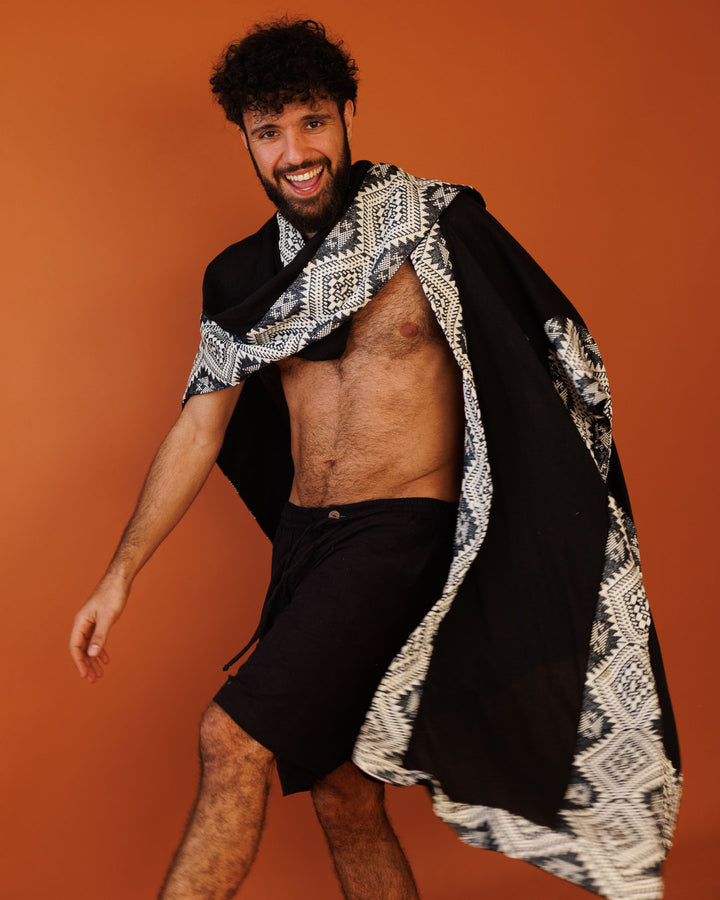 פונצו צעיף שחור, עם עיטור גיאומטרי שחור לבן מנצנץ בשוליים לגבר