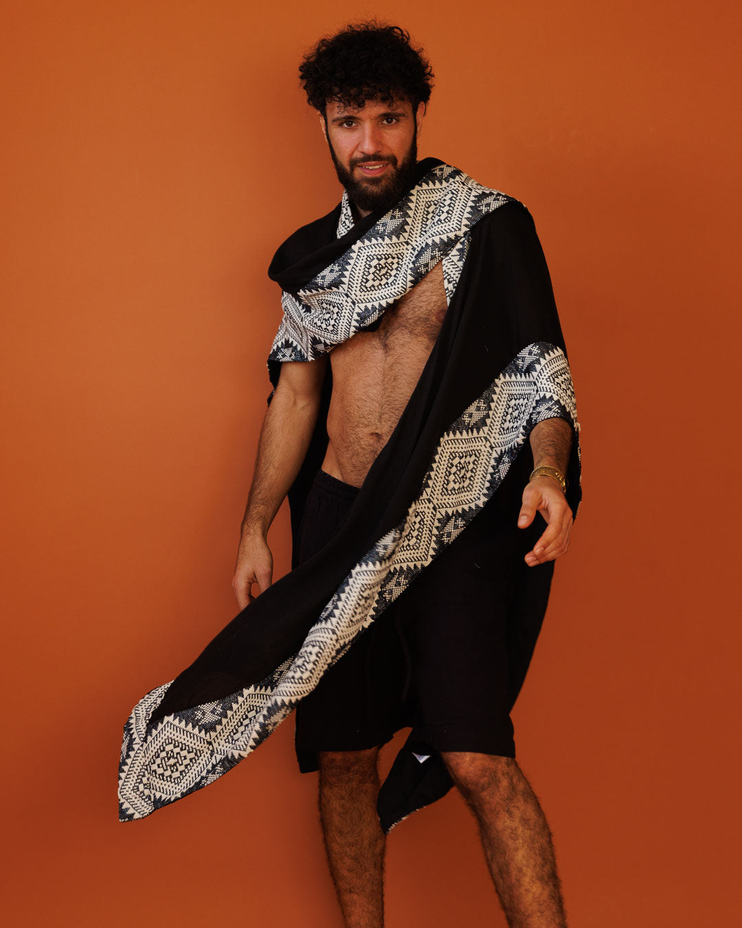 פונצו צעיף שחור, עם עיטור גיאומטרי שחור לבן מנצנץ בשוליים לגבר