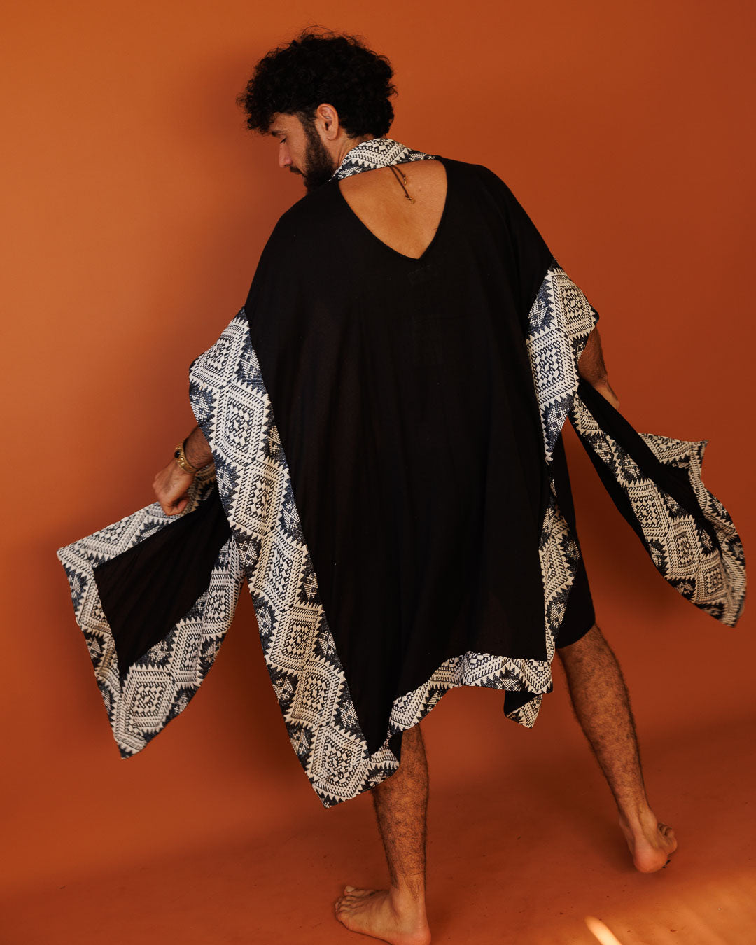 פונצו צעיף שחור, עם עיטור גיאומטרי שחור לבן מנצנץ בשוליים לגבר