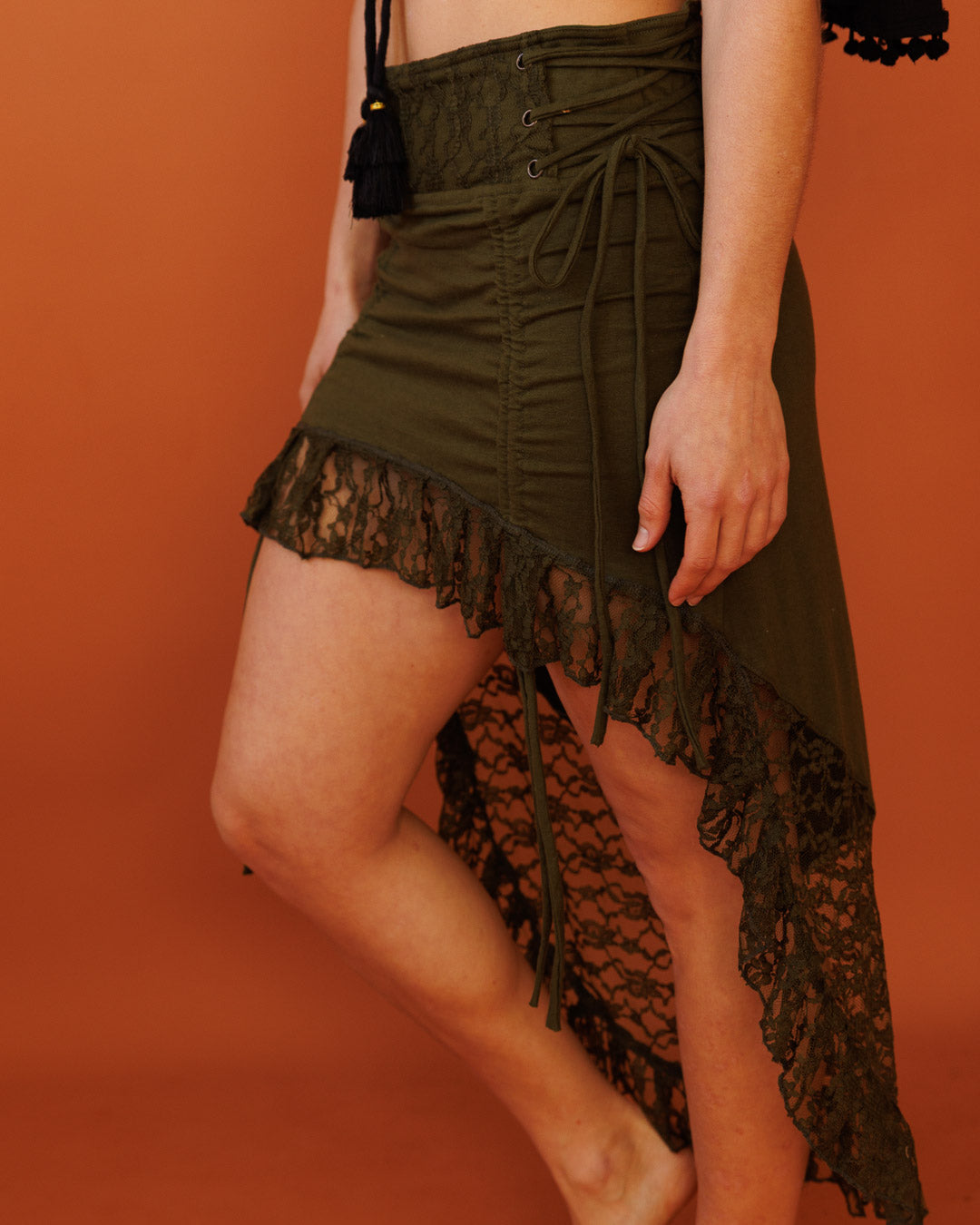 חצאית כותנת לייקרה, קצרה מלפנים, מעוטרת רשת כותנה פרחונית בירוק זית