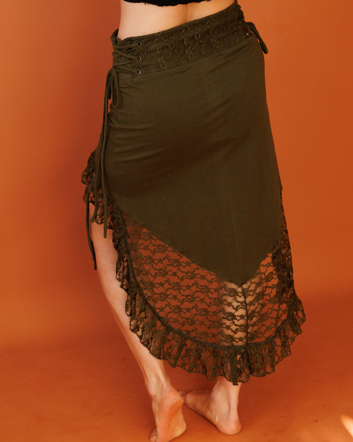 חצאית כותנת לייקרה, קצרה מלפנים, מעוטרת רשת כותנה פרחונית בירוק זית