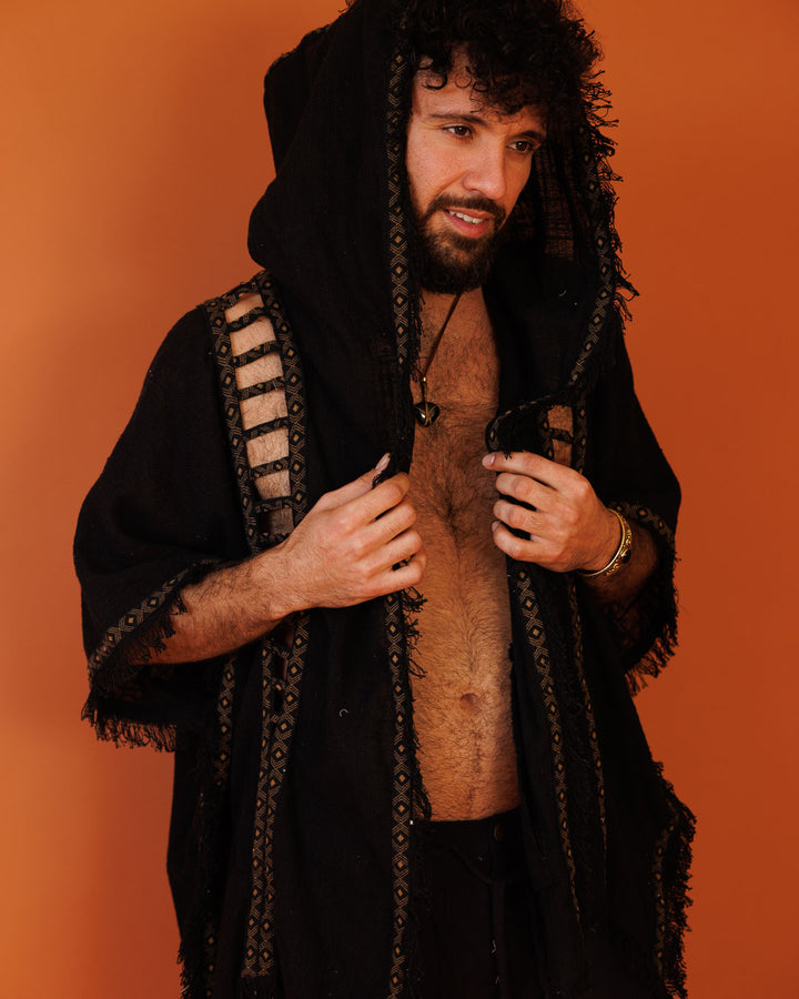 קימונו כותנה דקה, קצר עם קפוצון, שחור עם עיטור גב אנכי מנצנץ, וחיתוכי סולם לצידי הגוף לגבר