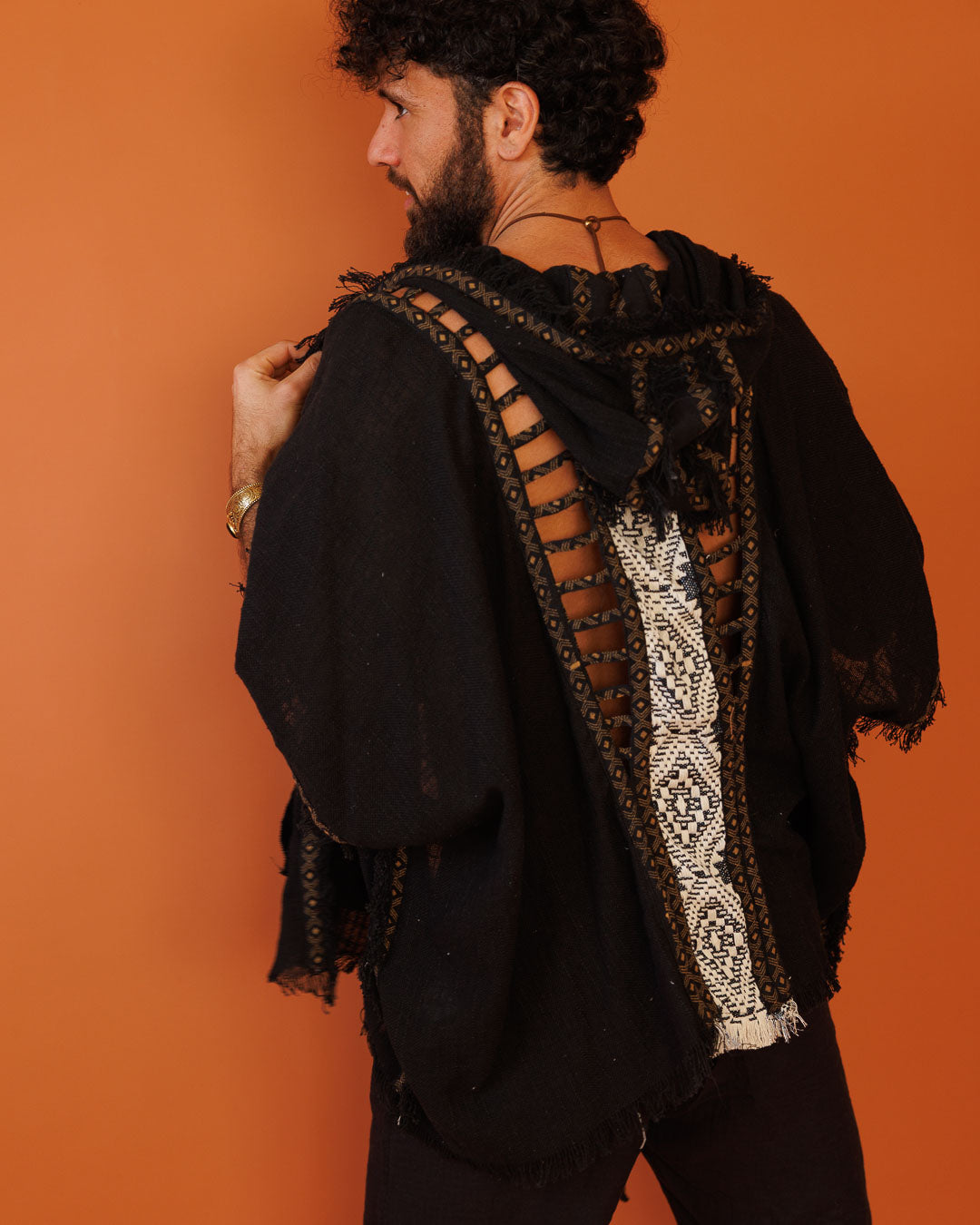 קימונו כותנה דקה, קצר עם קפוצון, שחור עם עיטור גב אנכי מנצנץ, וחיתוכי סולם לצידי הגוף לגבר