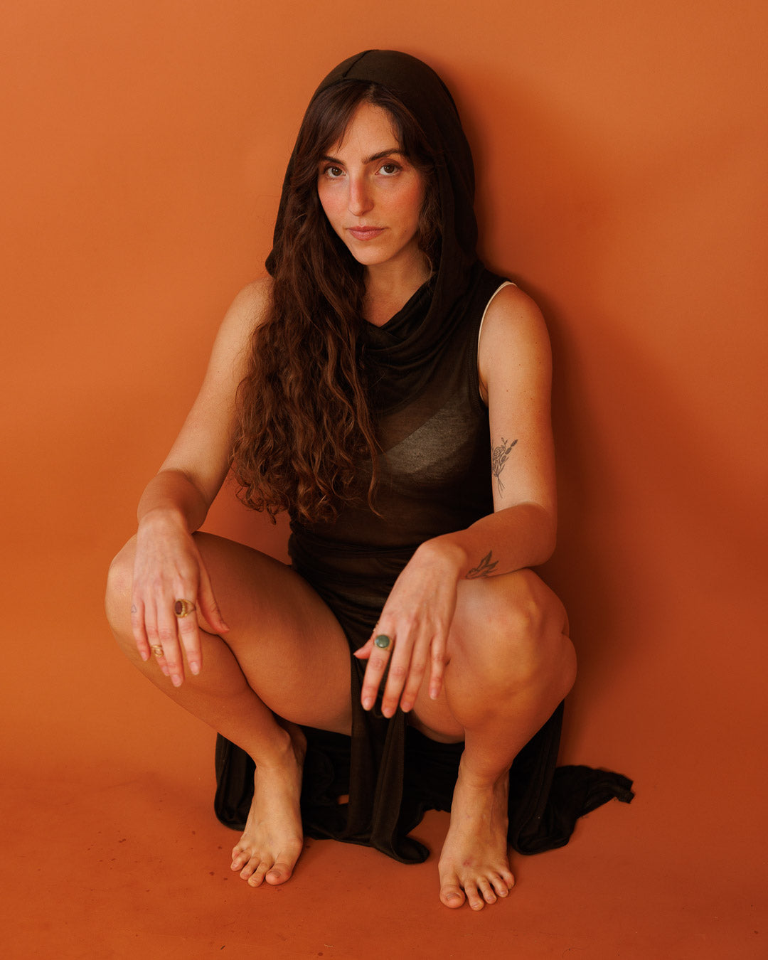 שמלת לייקרה ויסקוז בצבע ירוק זית, עם קפוצון, צווארון, שסעים קדמיים וחגורת בטן