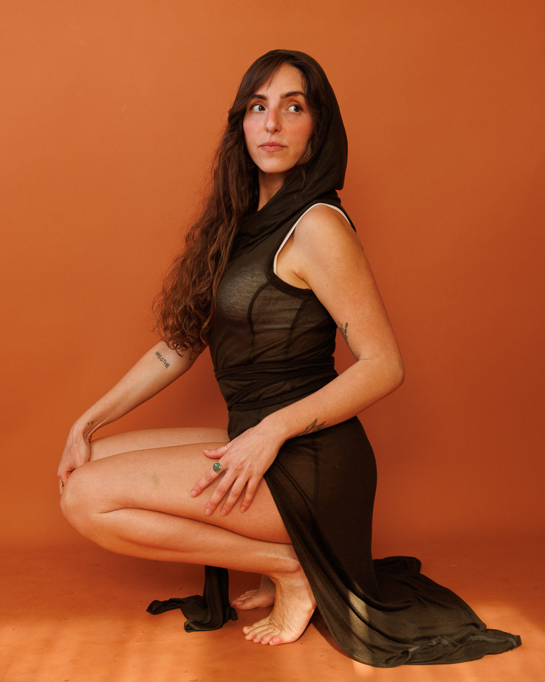 שמלת לייקרה ויסקוז בצבע ירוק זית, עם קפוצון, צווארון, שסעים קדמיים וחגורת בטן