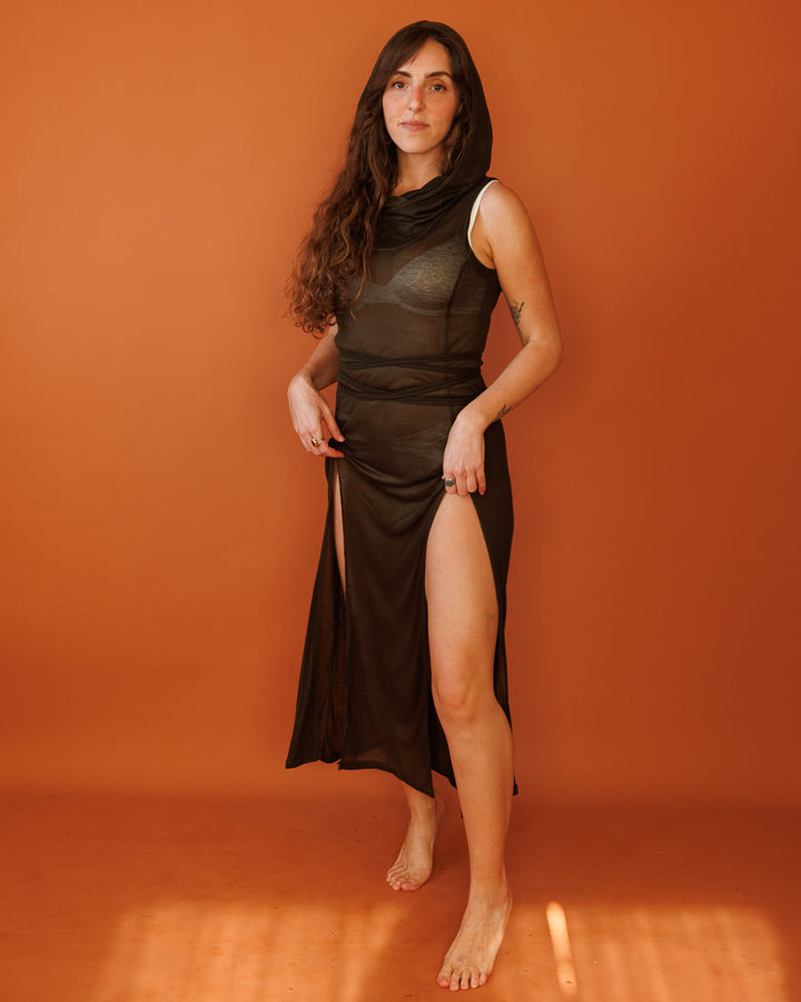 שמלת לייקרה ויסקוז בצבע ירוק זית, עם קפוצון, צווארון, שסעים קדמיים וחגורת בטן