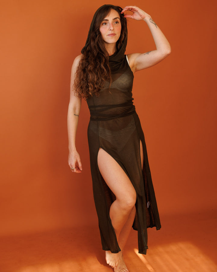 שמלת לייקרה ויסקוז בצבע ירוק זית, עם קפוצון, צווארון, שסעים קדמיים וחגורת בטן