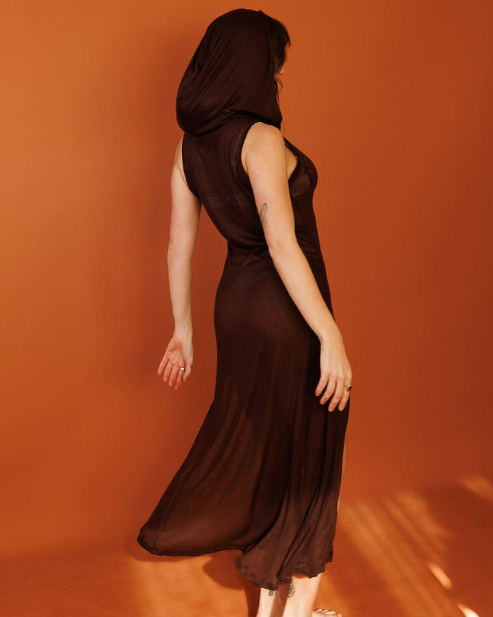 שמלת לייקרה ויסקוז חומה, עם קפוצון, צווארון, שסעים קדמיים וחגורת בטן