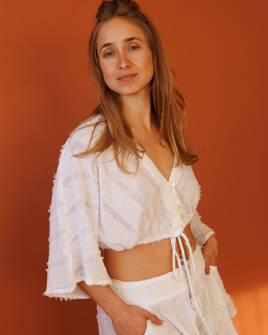 סט: חולצת בטן כפתורים, שרוול מידי + מכנס מטריה קצר, כותנת פרנזים לבנה