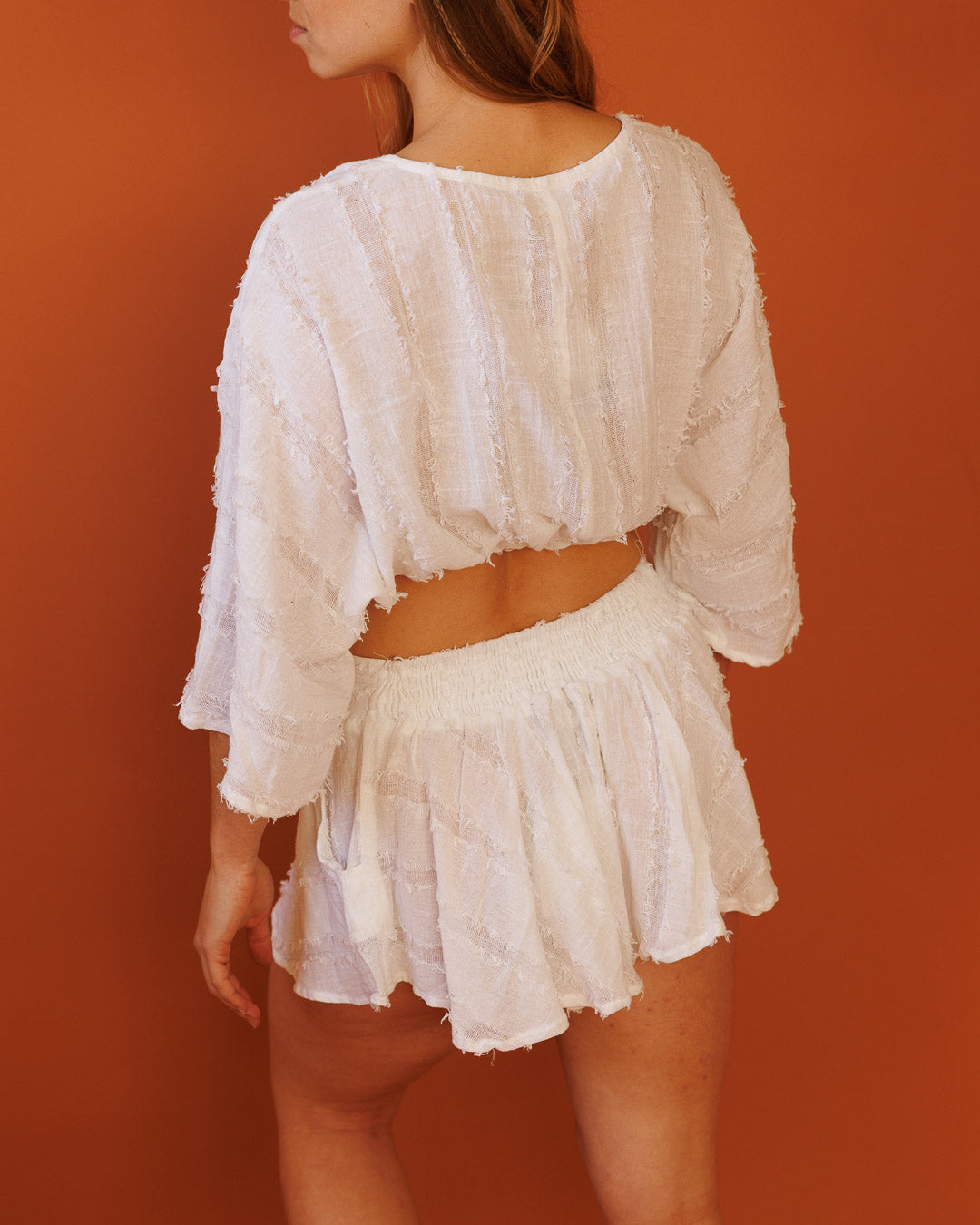 מכנס מטריה קצר, כותנת פרנזים לבנה