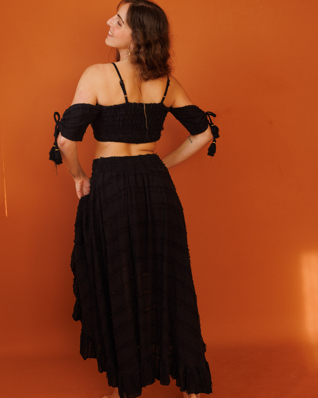 סט: טופ סוכריה עם שרוולים, כותנת פרנזים שחורה + חצאית קצרה מלפנים עם כפתורים, כותנת פרנזים שחורה