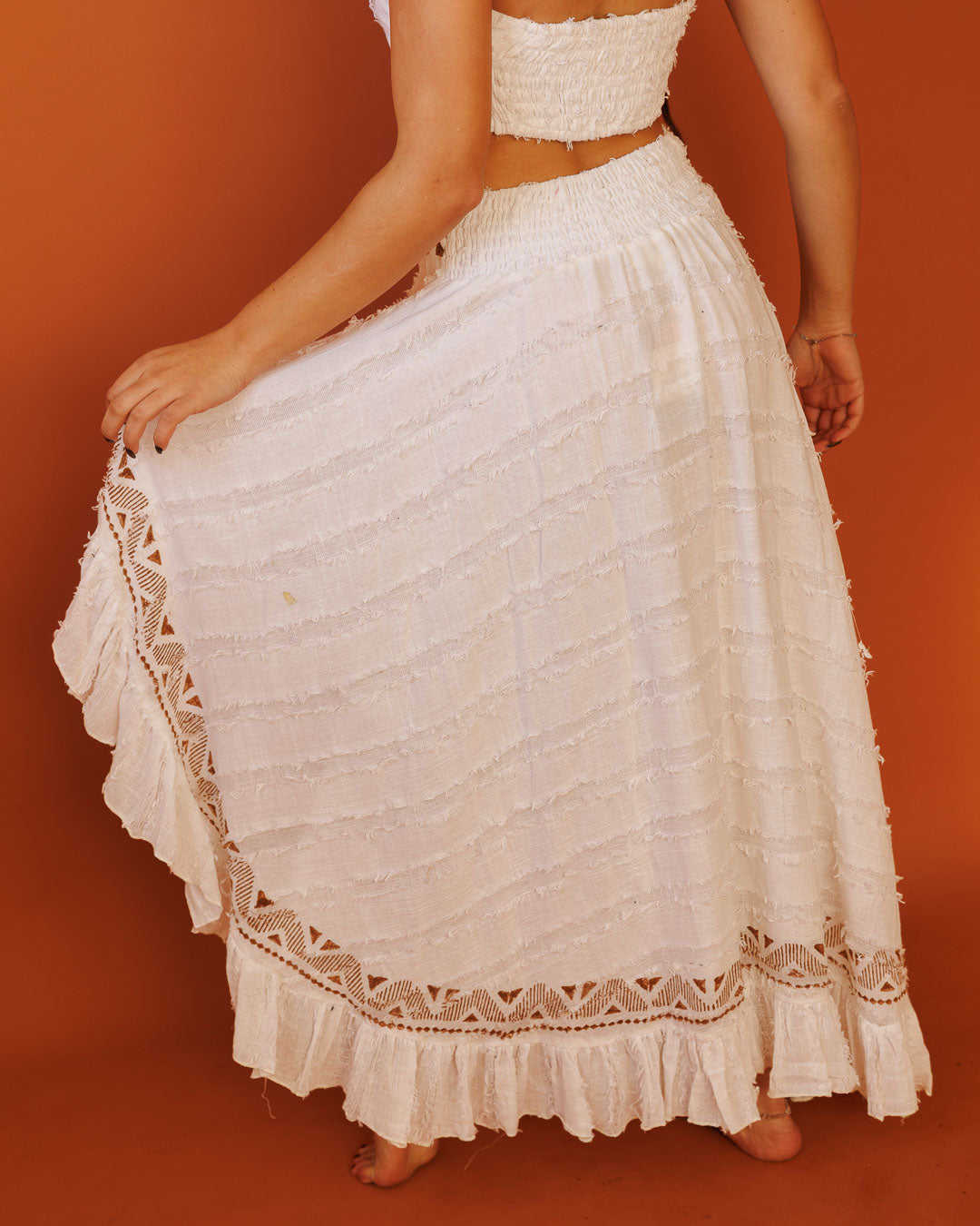 חצאית קצרה מלפנים עם כפתורים, כותנת פרנזים לבנה, בהדפס חותמות עץ ידני