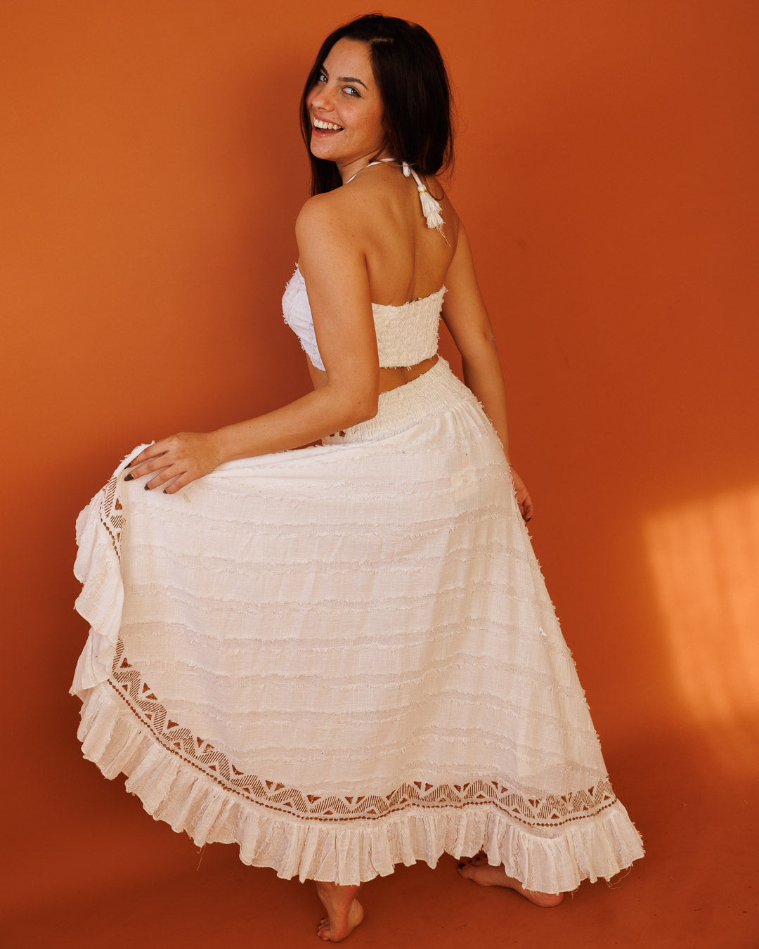 חצאית קצרה מלפנים עם כפתורים, כותנת פרנזים לבנה, בהדפס חותמות עץ ידני