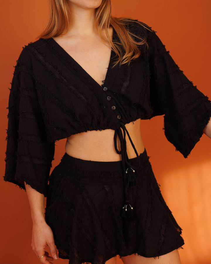 סט: חולצת בטן כפתורים, שרוול מידי + מכנס מטריה קצר, כותנת פרנזים שחורה