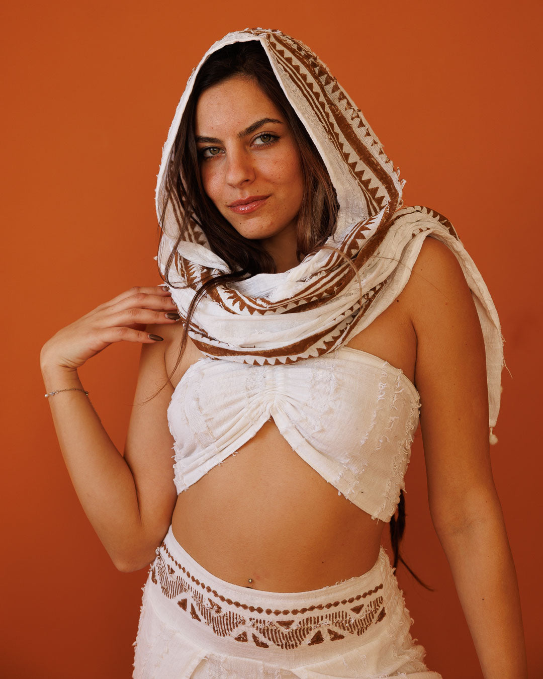 סט: טופ סוכריה סטרפלס + חצאית שסעים קדמיים, כותנת פרנזים לבנה, בהדפס חותמות עץ ידני