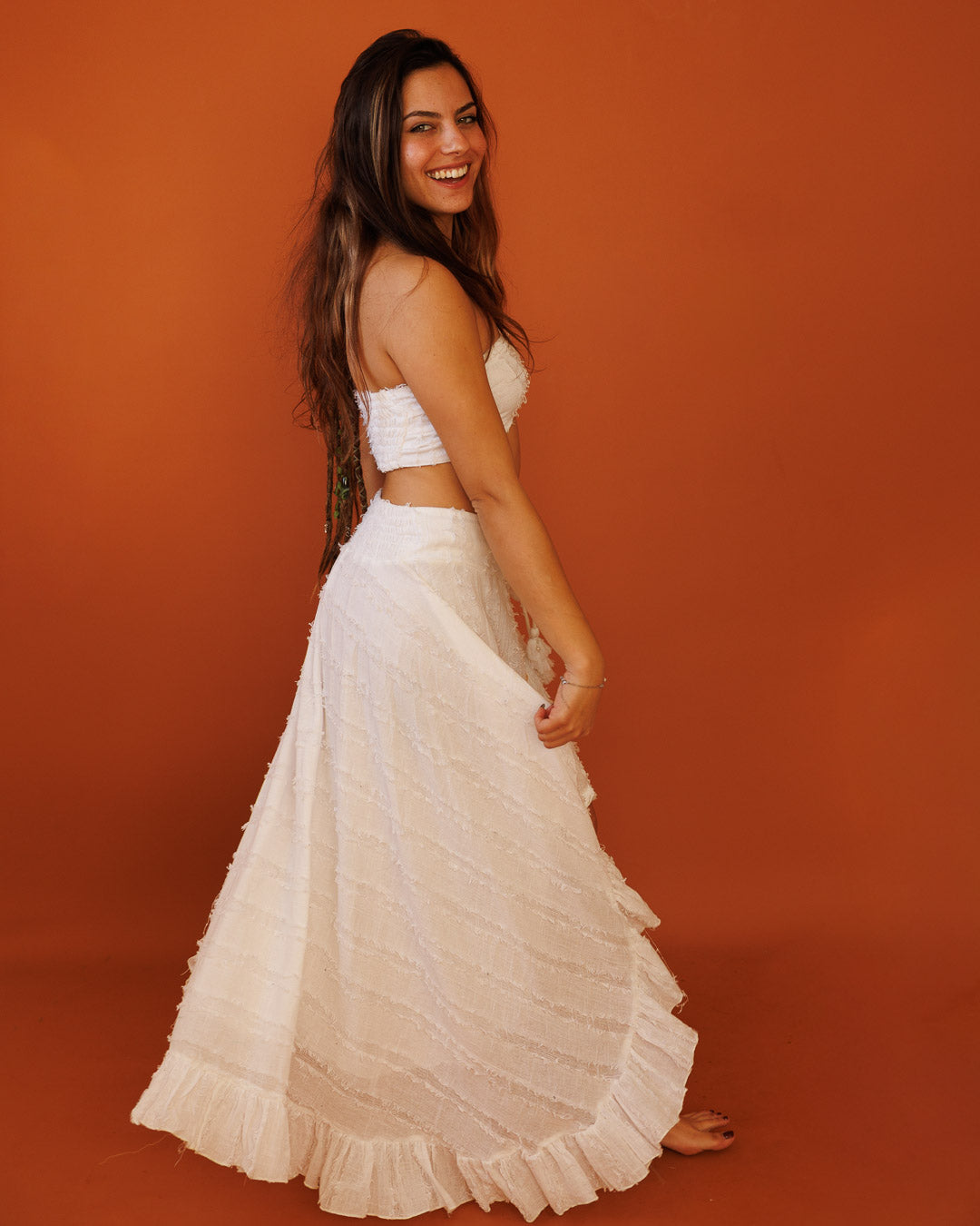 חצאית קצרה מלפנים עם כפתורים, כותנת פרנזים לבנה