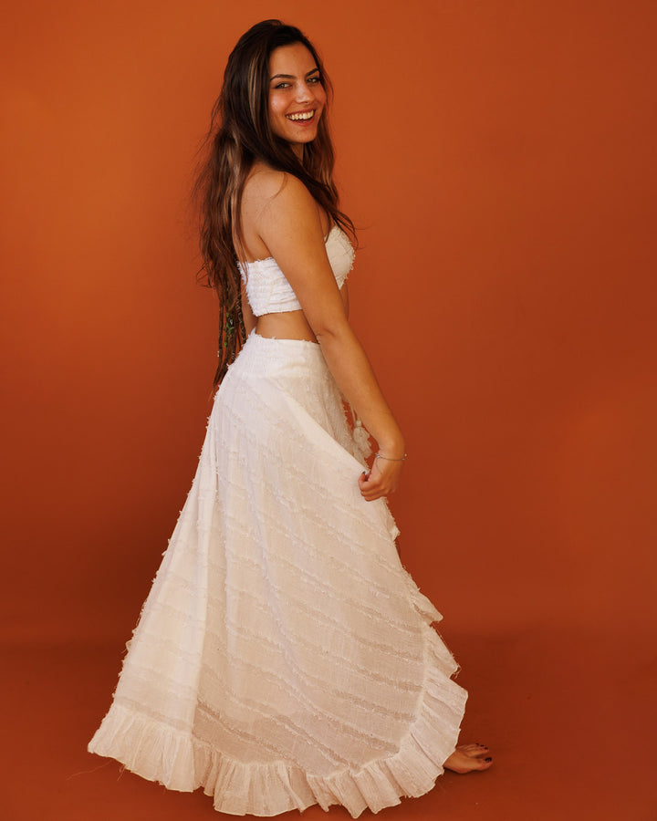 חצאית קצרה מלפנים עם כפתורים, כותנת פרנזים לבנה