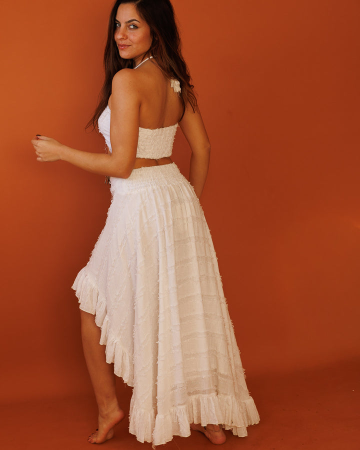 חצאית קצרה מלפנים עם כפתורים, כותנת פרנזים לבנה