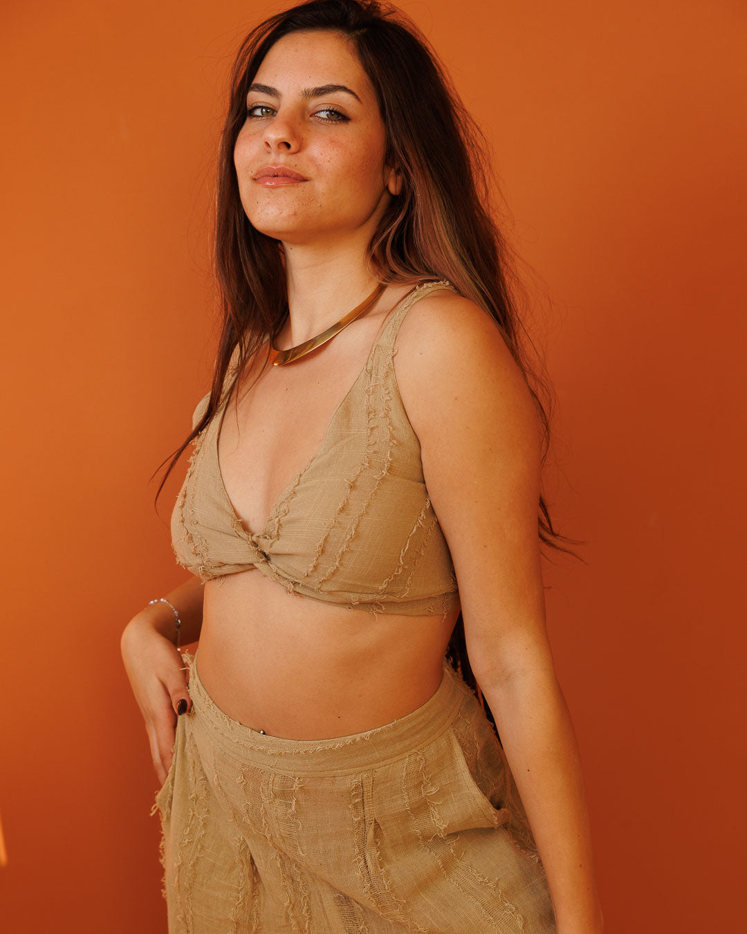 סט: טופ קשר מלפנים, כותנת פרנזים חאקי + מכנס ארוך, כותנת פרנזים חאקי