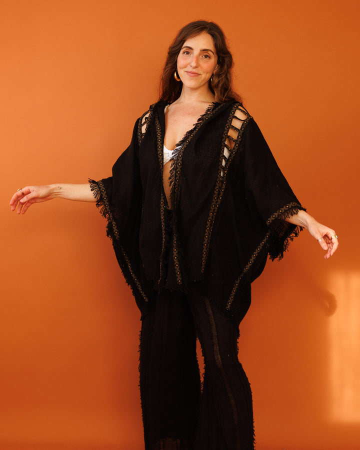 קימונו כותנה דקה, קצר עם קפוצון, שחור עם עיטור גב אנכי מנצנץ, וחיתוכי סולם לצידי הגוף לאישה