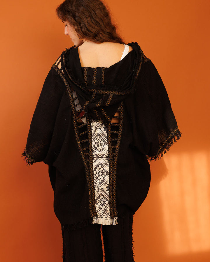 קימונו כותנה דקה, קצר עם קפוצון, שחור עם עיטור גב אנכי מנצנץ, וחיתוכי סולם לצידי הגוף לאישה