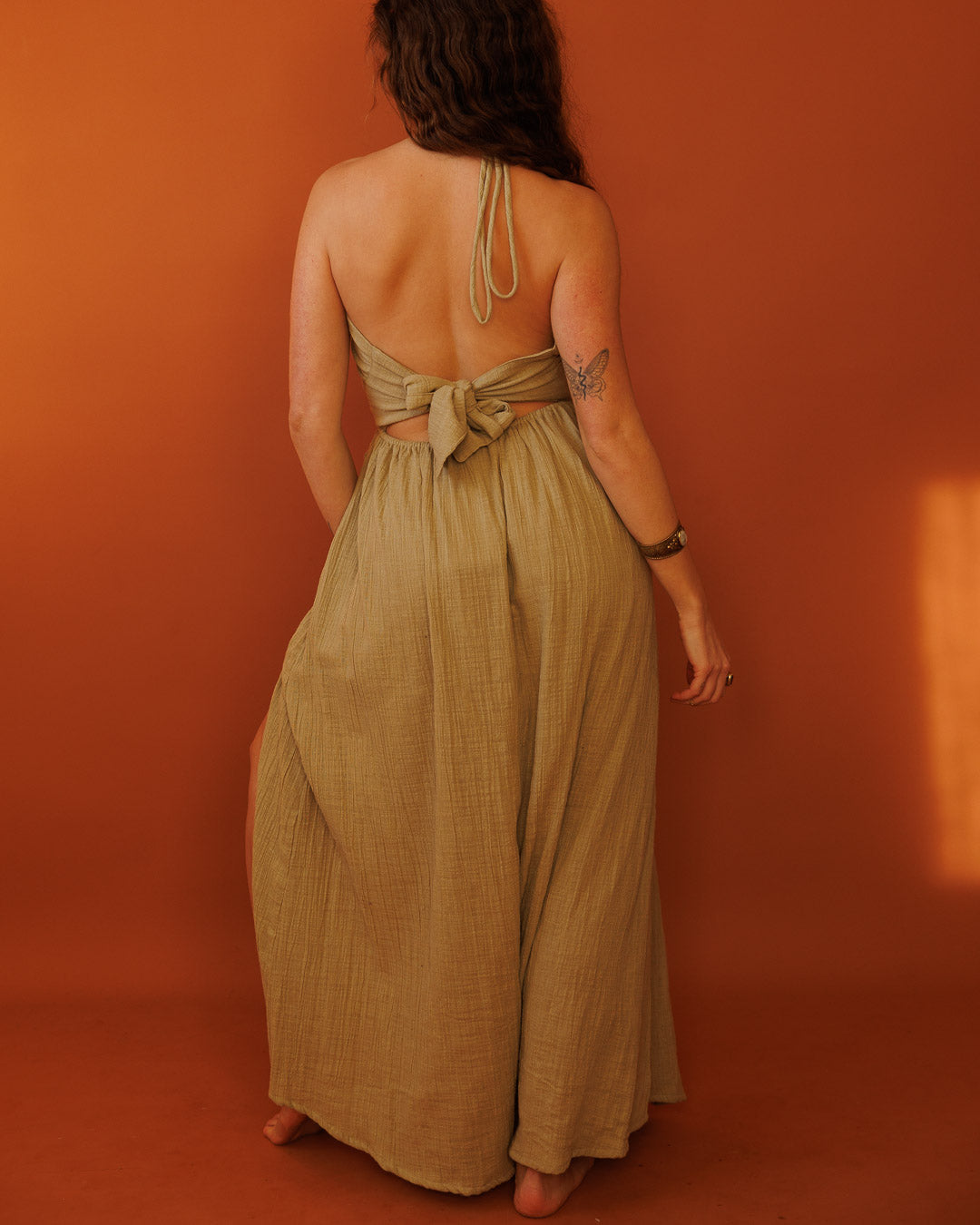 שמלת כותנה משולש מבטן ושסעים בצבע חאקי