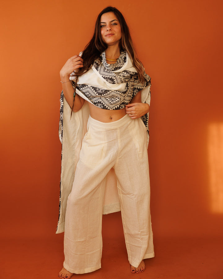 פונצו צעיף לבן, עם עיטור גיאומטרי שחור לבן מנצנץ בשוליים לאישה