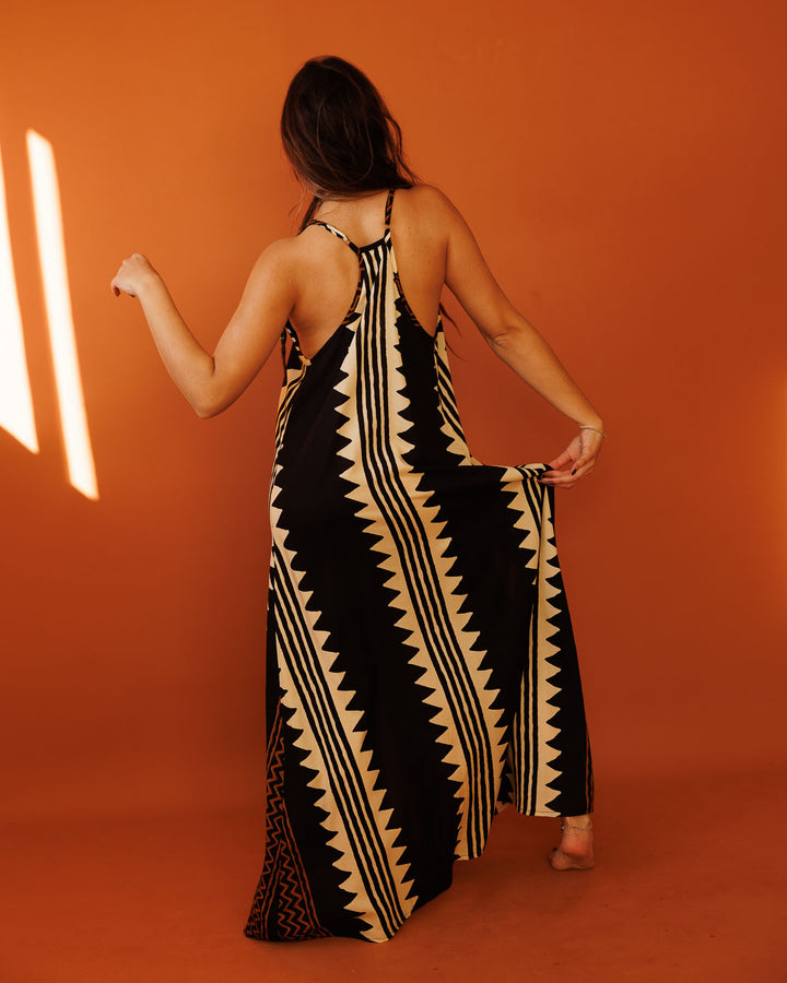שמלה מקסי ויסקוז שחורה, שסעים, בהדפס פסים שבטי