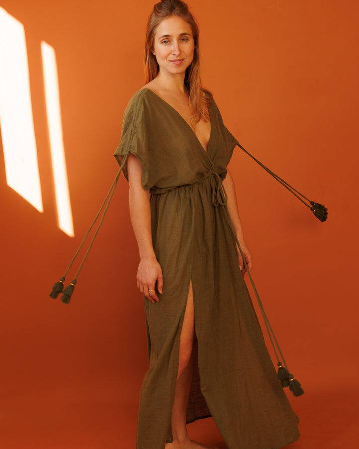 שמלת וי כיווצי כתפיים ושסעים כותנה בצבע חאקי