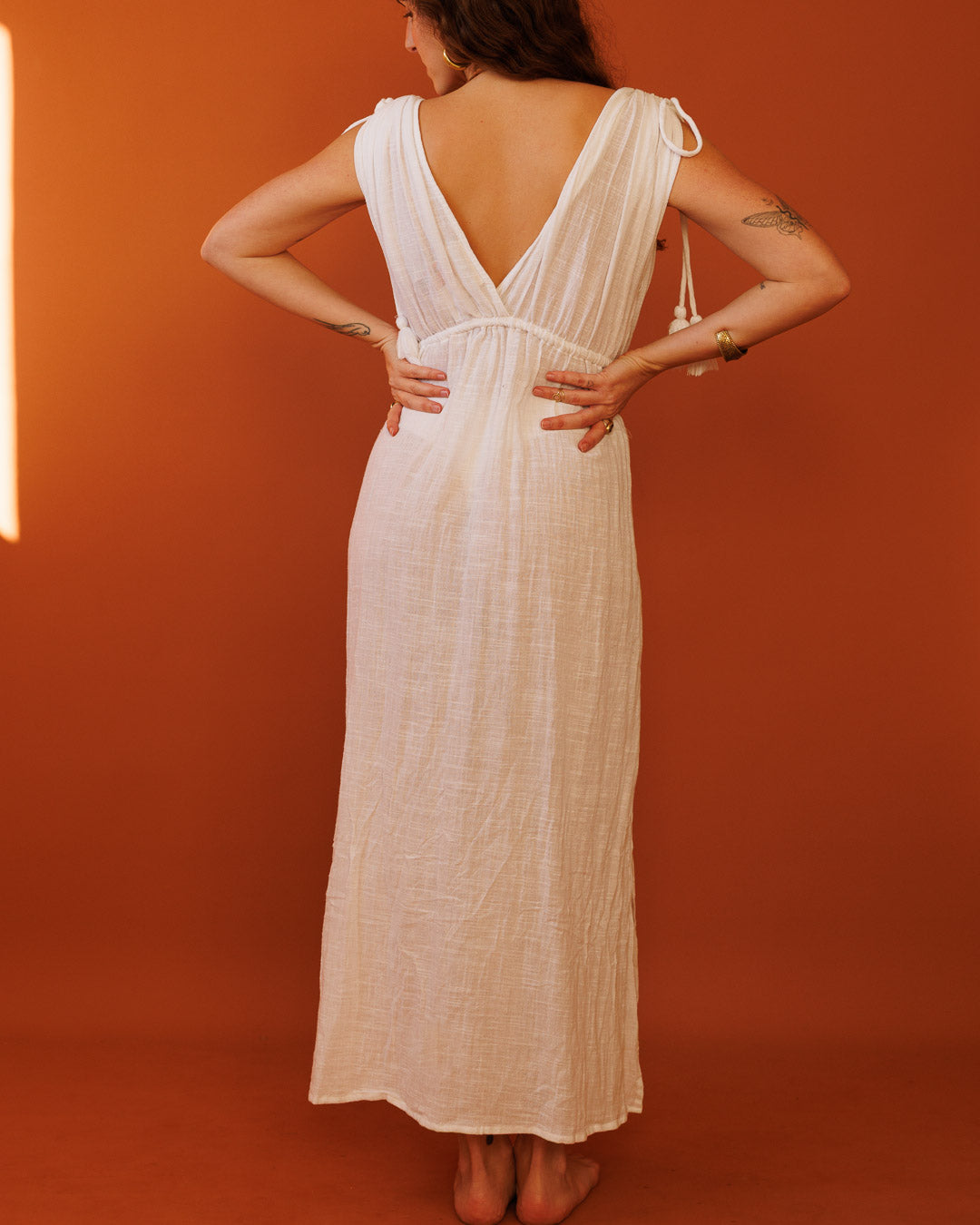 שמלת וי כיווצי כתפיים ושסעים כותנה לבנה