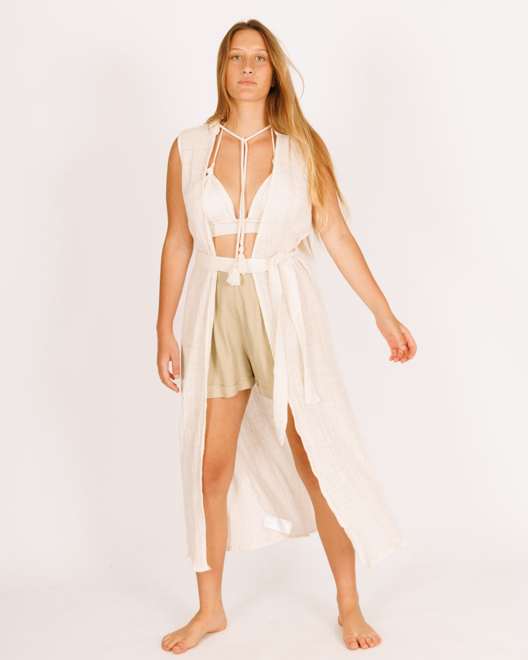 קימונו מקסי לבן, כובע, ללא שרוול