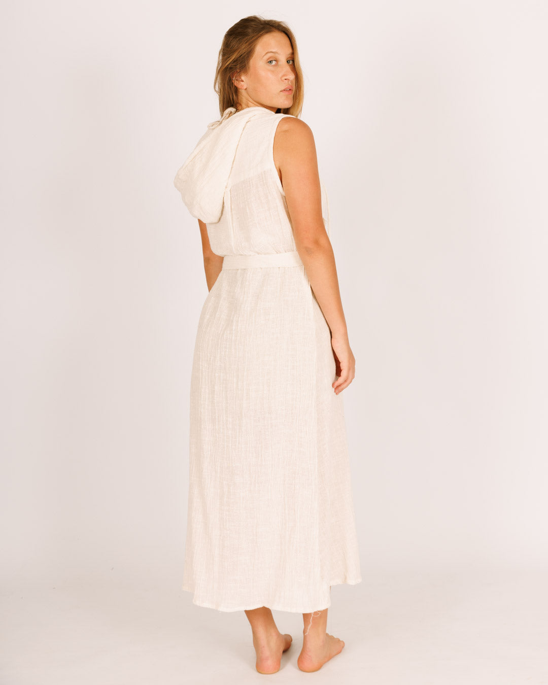 קימונו מקסי לבן, כובע, ללא שרוול